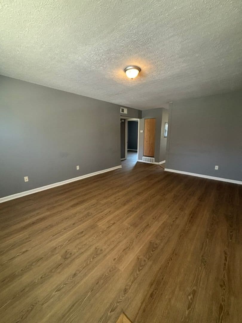 Radcliff Apartment: 433 Wood Creek Dr.