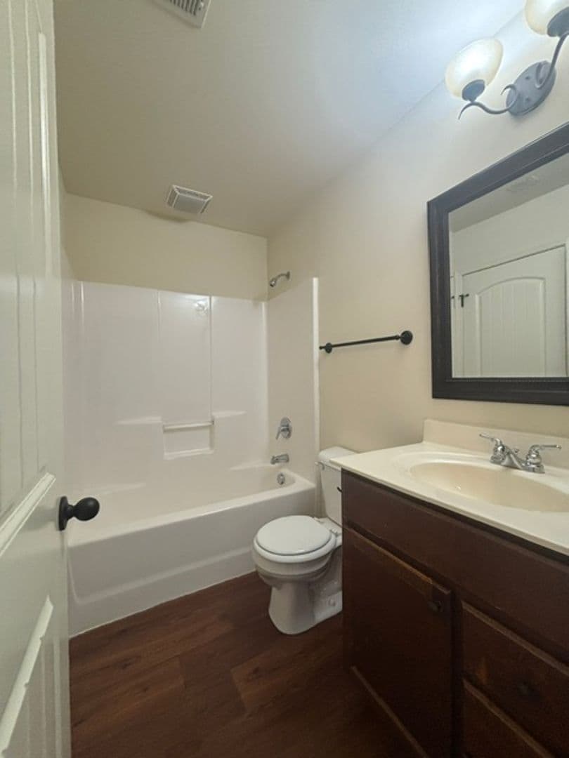 Vine Grove House: 160 Vineland Parkway