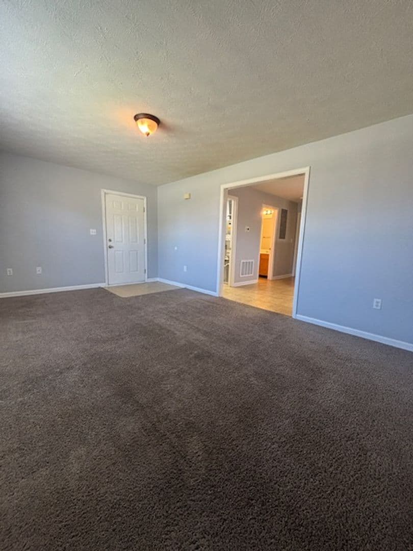 Radcliff Apartment: 109 Kenilworth Ct.