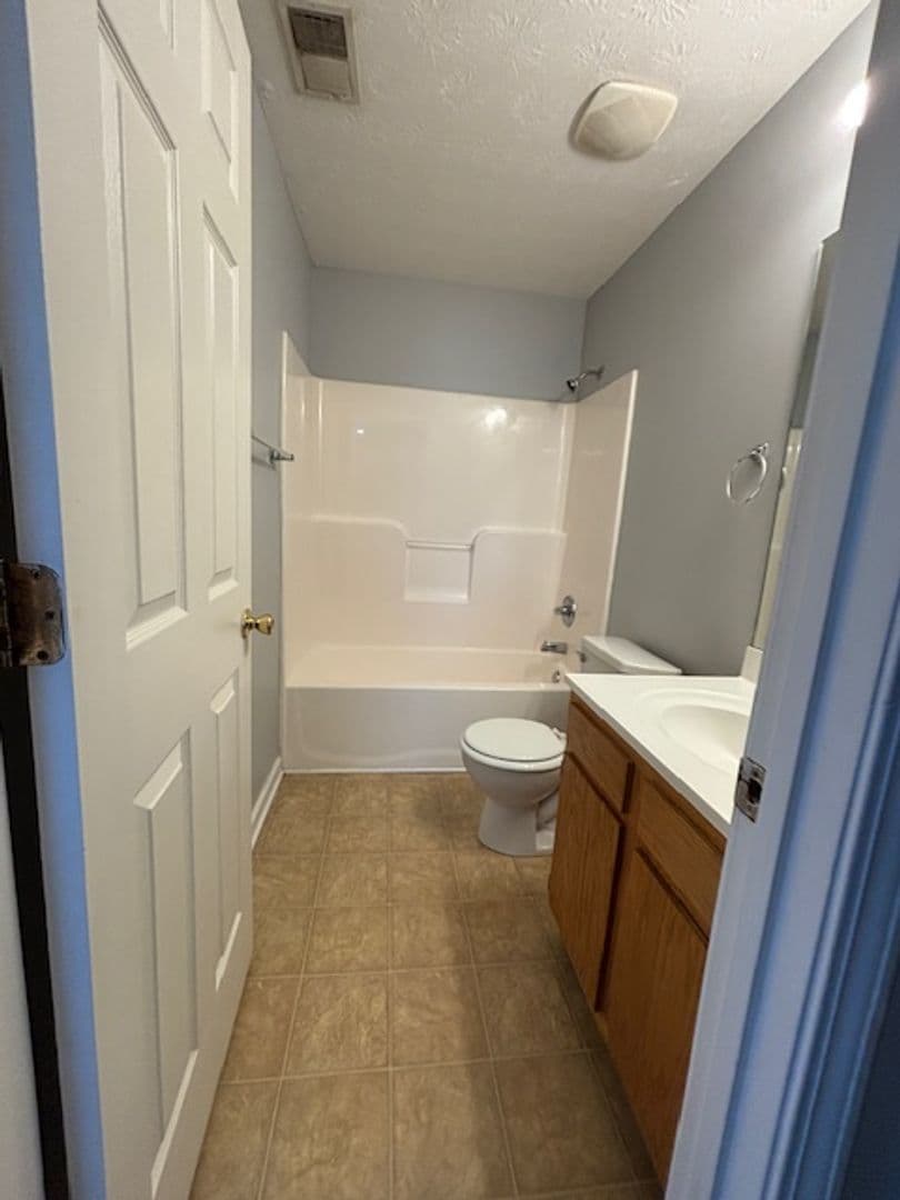 Radcliff Apartment: 109 Kenilworth Ct.