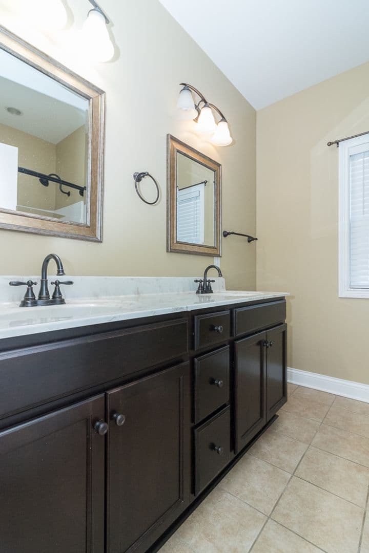 Vine Grove House: 114 Lowball Lane