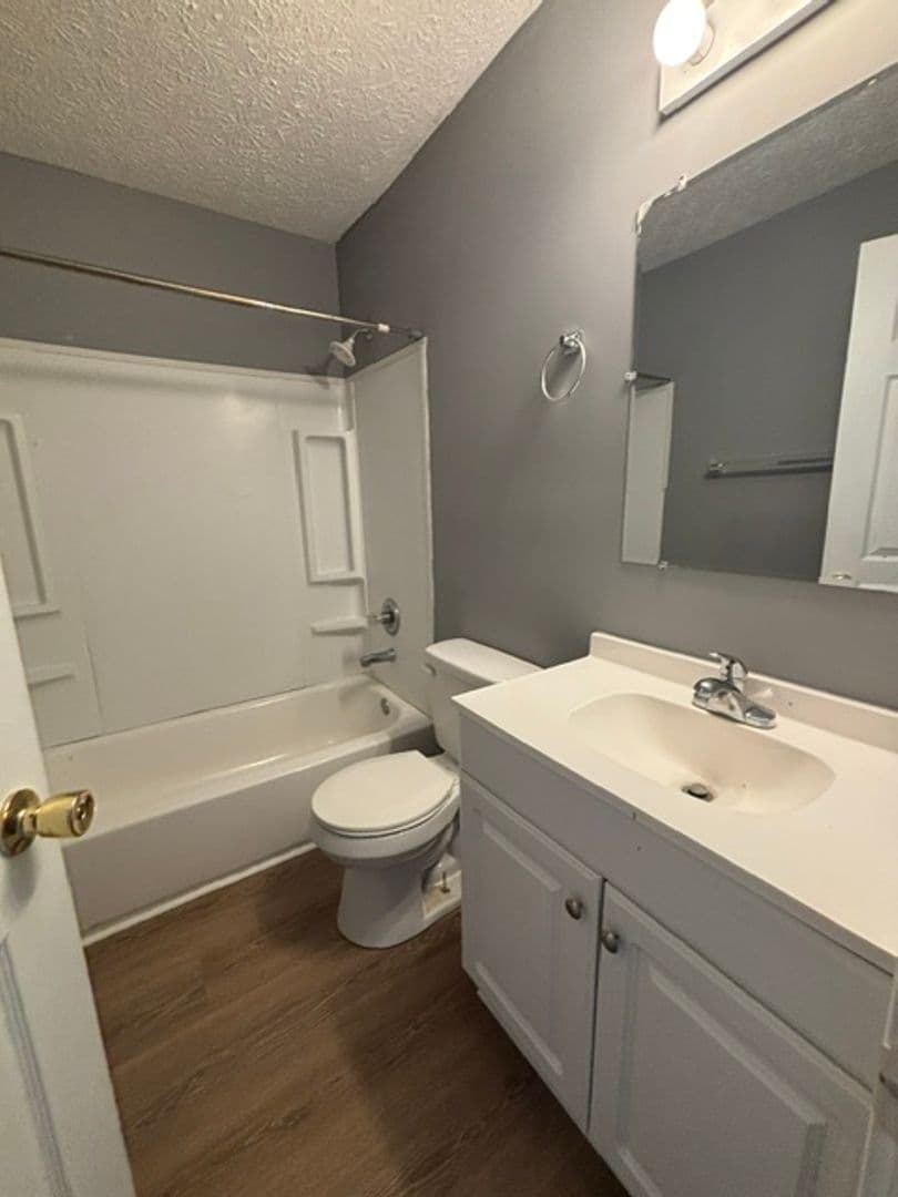 Radcliff Apartment: 433 Wood Creek Dr.