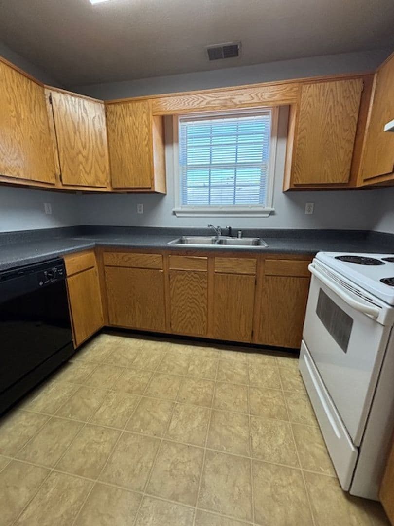 Radcliff Apartment: 109 Kenilworth Ct.