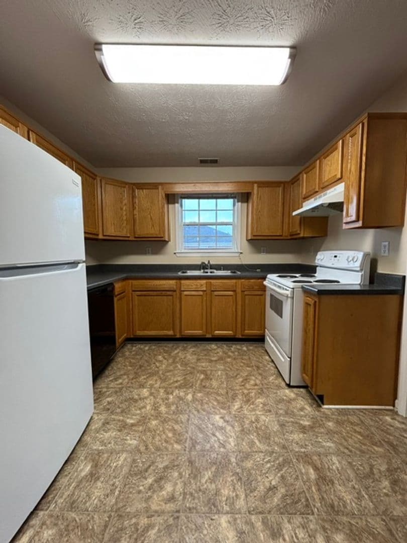 Radcliff Apartment: 101 Braxton Ct.