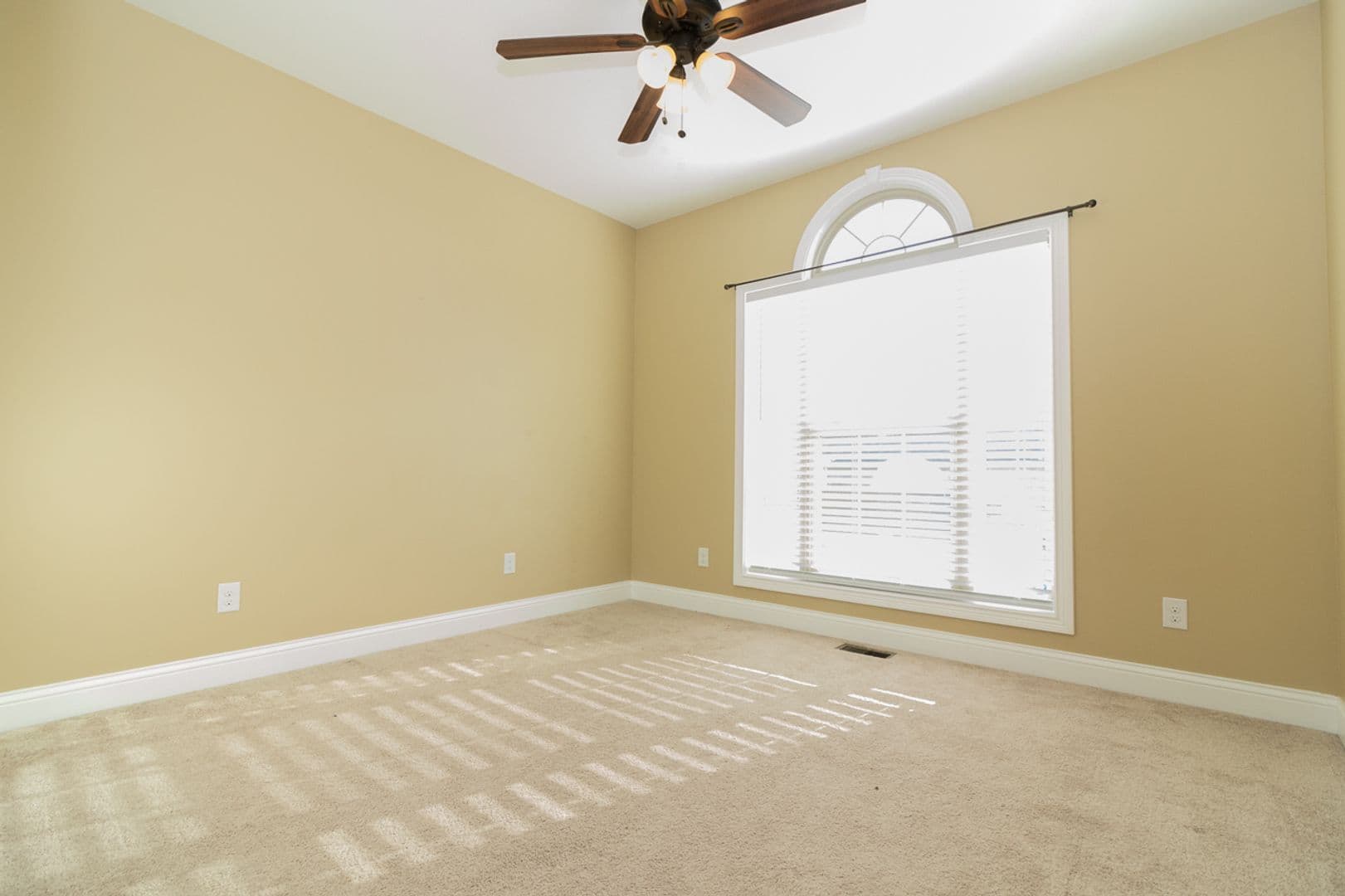 Vine Grove House: 114 Lowball Lane