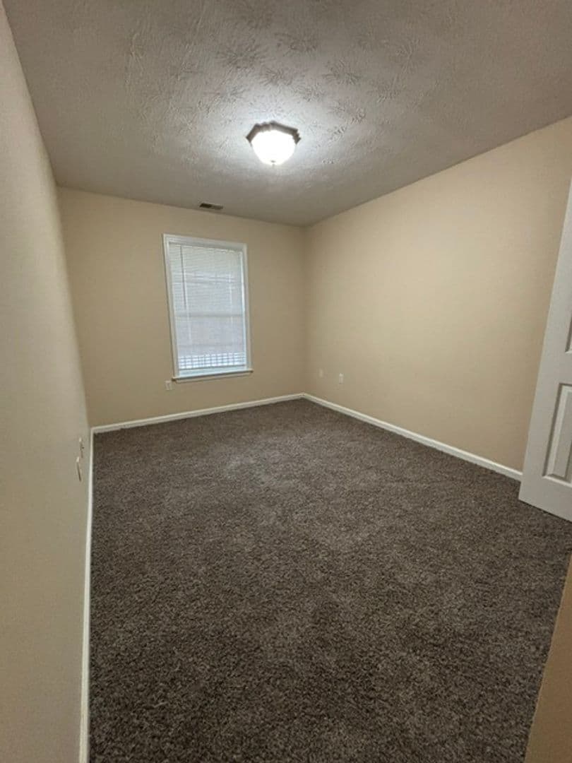 Radcliff Apartment: 101 Braxton Ct.