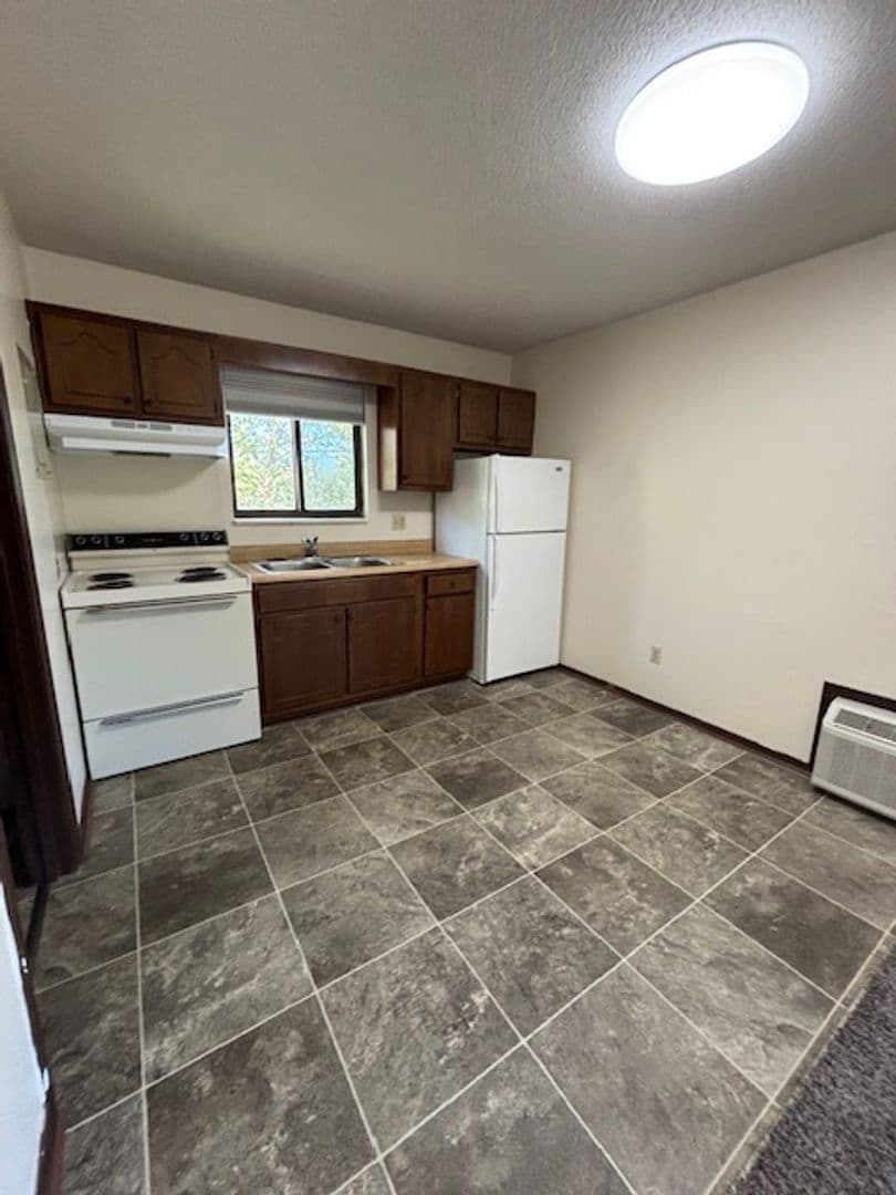 Elizabethtown Apartment: 100 Governor's Ct.