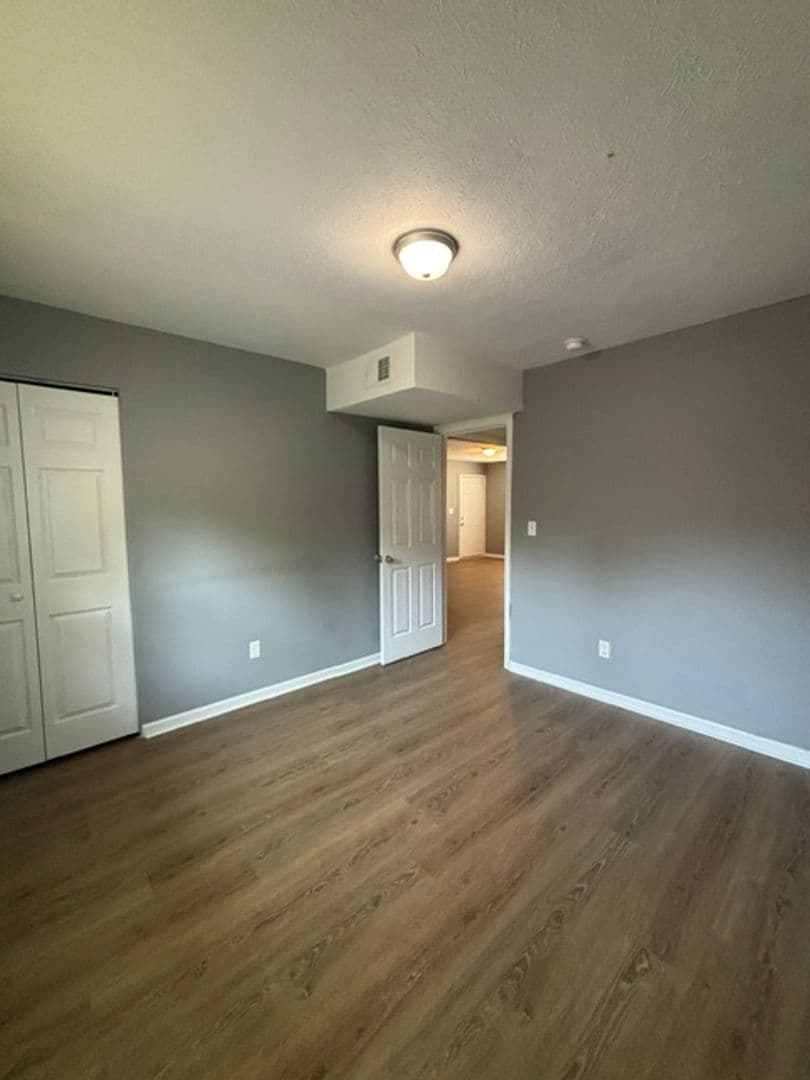 Radcliff Apartment: 433 Wood Creek Dr.
