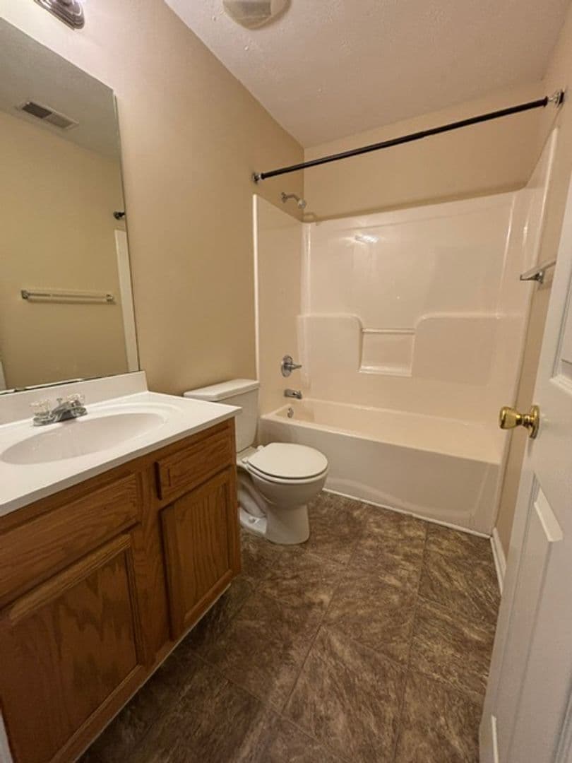 Radcliff Apartment: 101 Braxton Ct.
