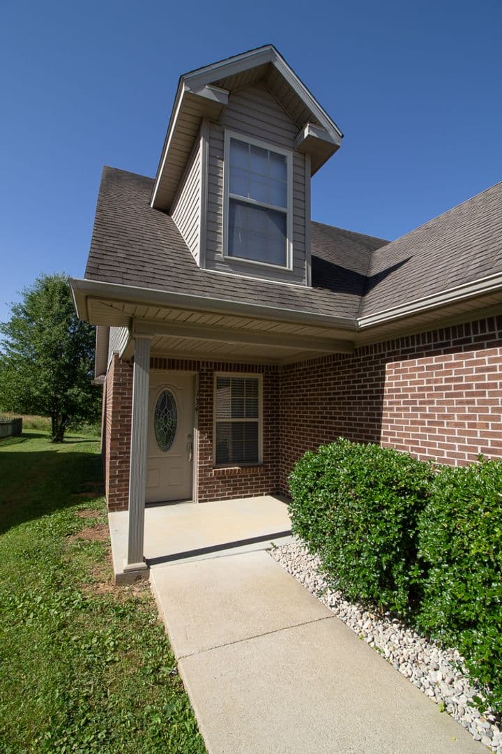 Vine Grove House: 134 Twin Lakes Drive