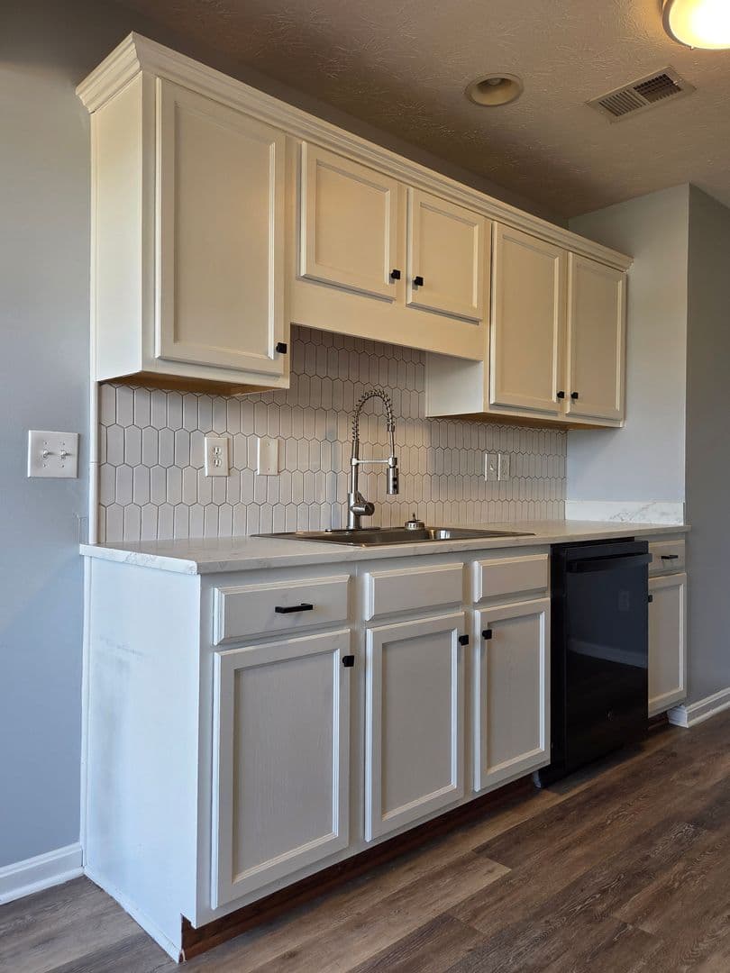 Vine Grove House: 153 Twin Lakes Drive