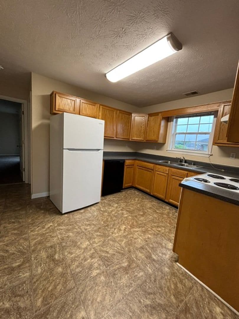 Radcliff Apartment: 101 Braxton Ct.