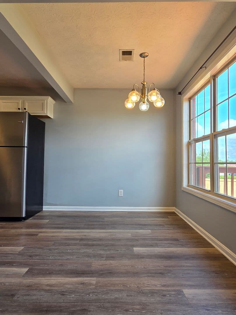 Vine Grove House: 153 Twin Lakes Drive