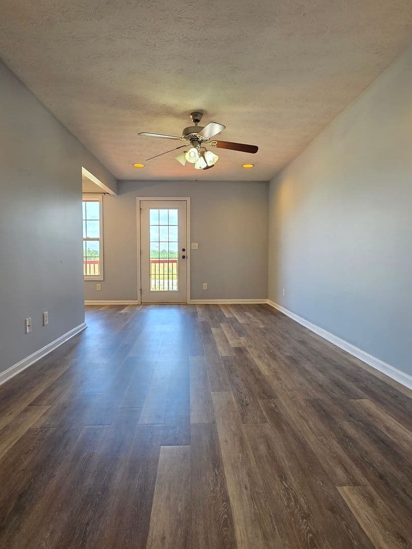 Vine Grove House: 153 Twin Lakes Drive