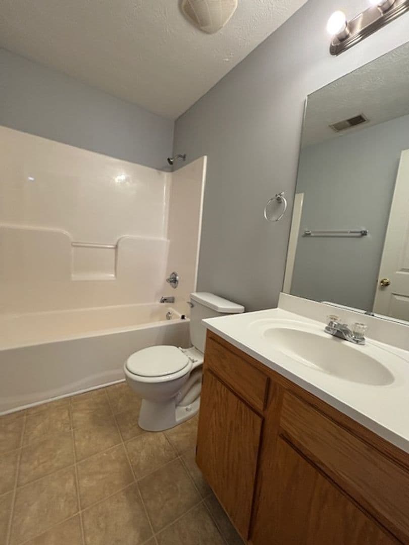 Radcliff Apartment: 109 Kenilworth Ct.