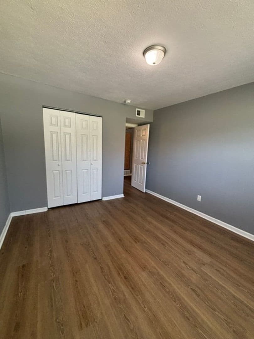 Radcliff Apartment: 433 Wood Creek Dr.
