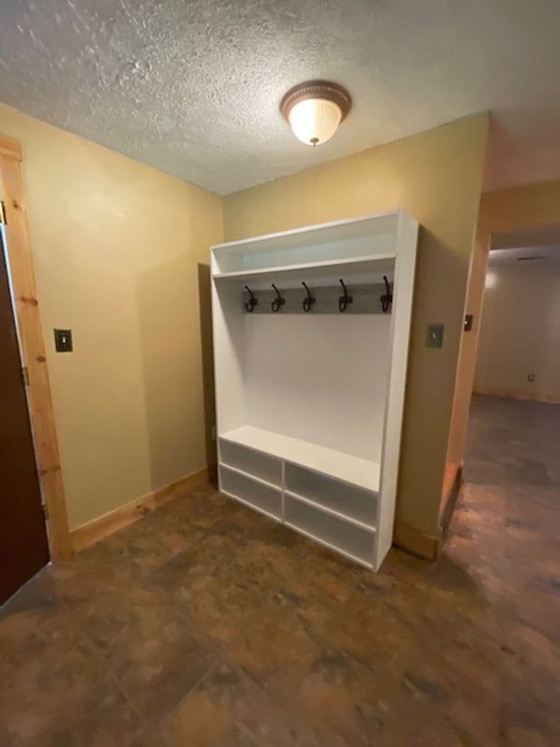 Vine Grove House: 350 Valley View Drive