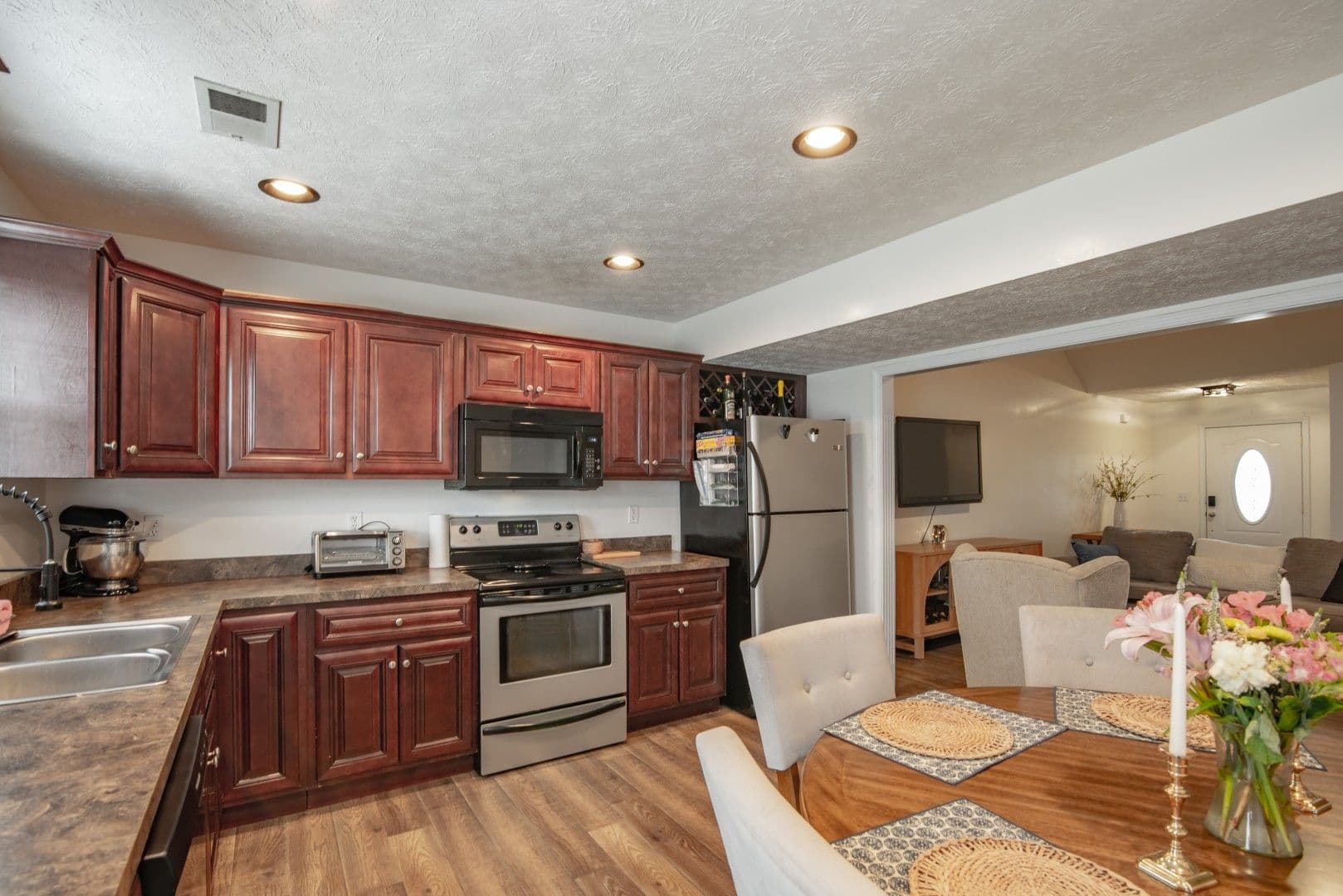 Vine Grove House: 114 Twin Lakes Drive