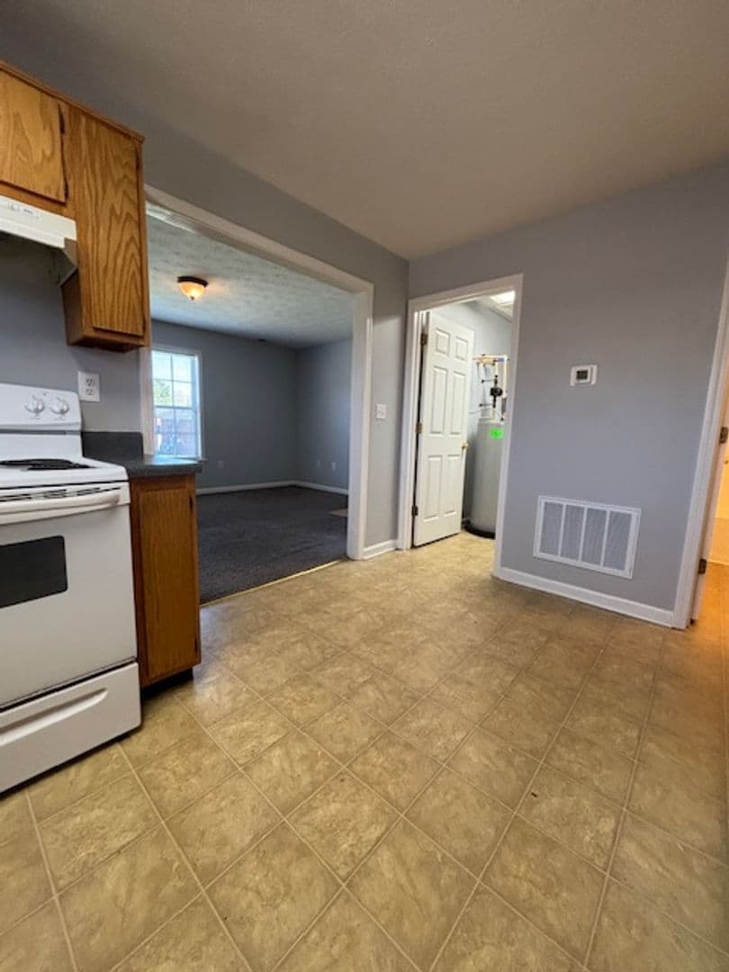 Radcliff Apartment: 109 Kenilworth Ct.