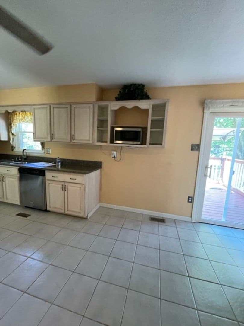 Vine Grove House: 350 Valley View Drive