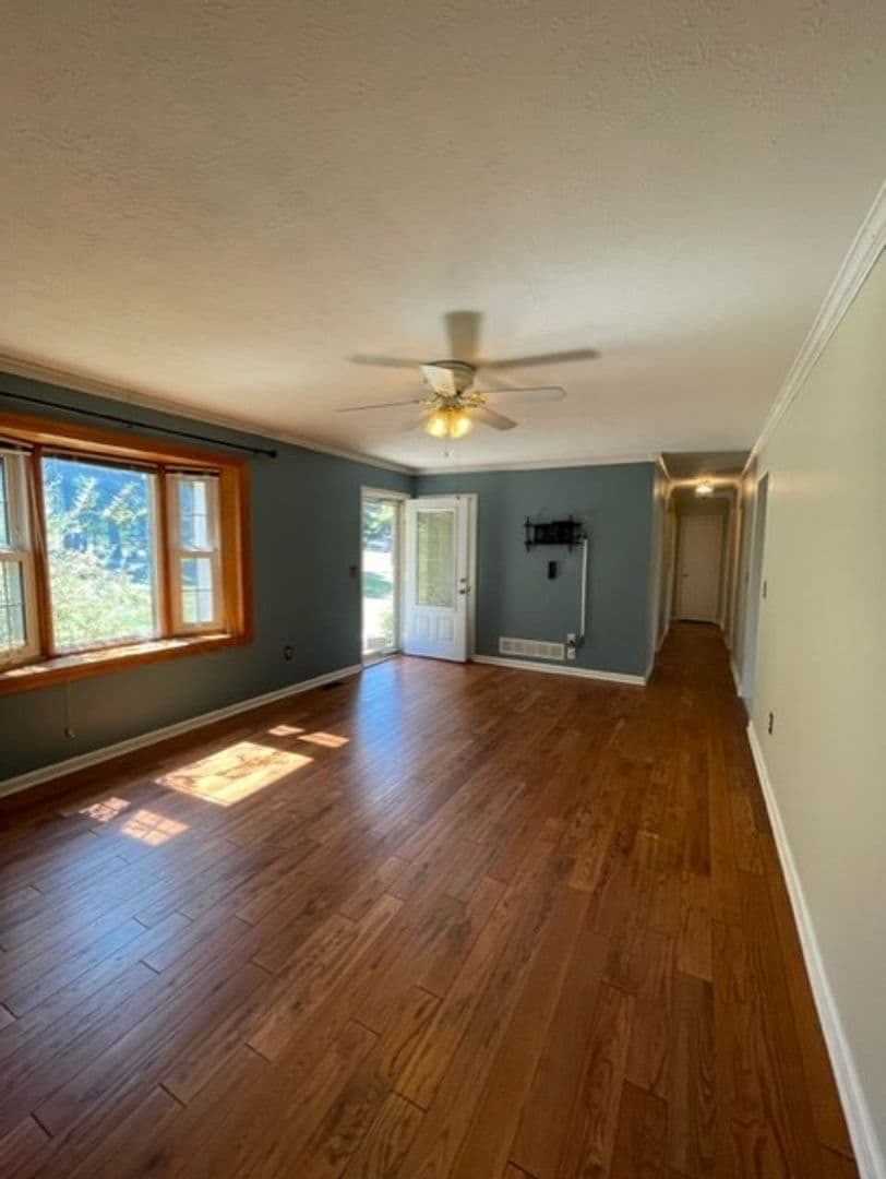 Vine Grove House: 350 Valley View Drive