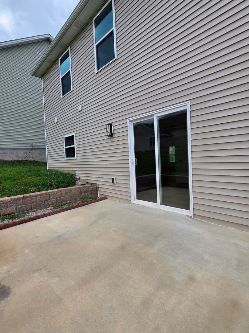 Elizabethtown House: 126 Alumni Drive