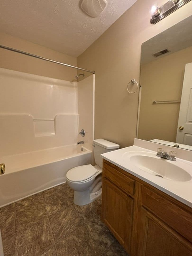 Radcliff Apartment: 101 Braxton Ct.