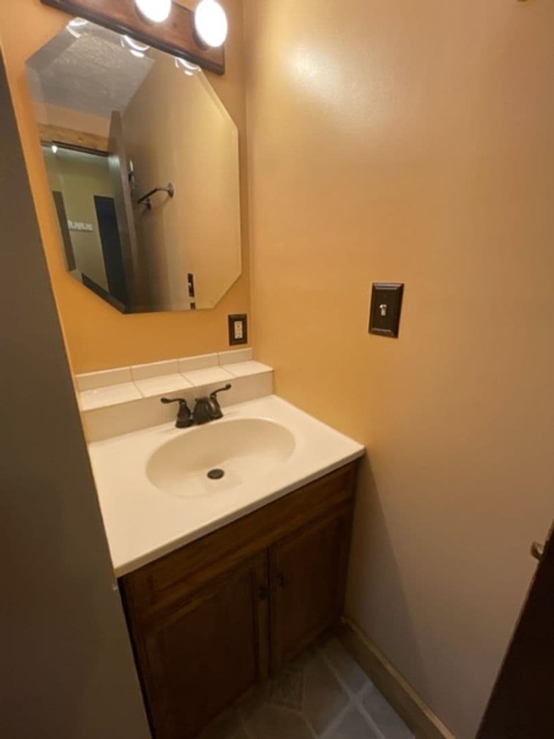Vine Grove House: 350 Valley View Drive