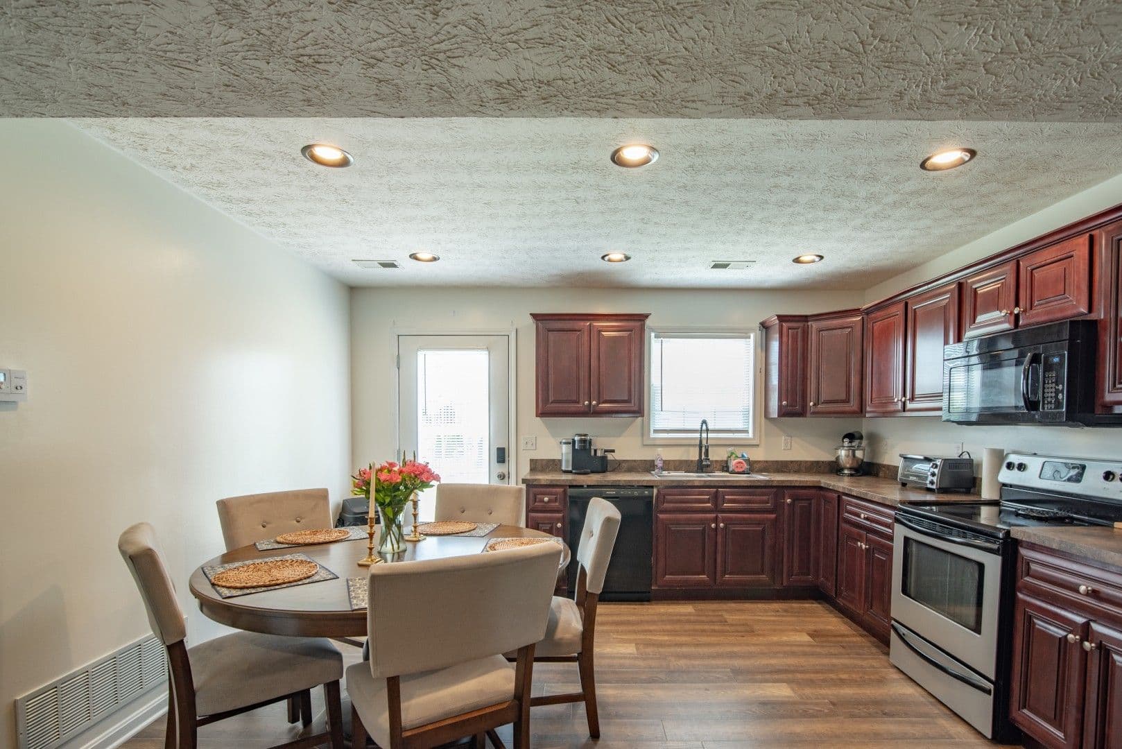 Vine Grove House: 114 Twin Lakes Drive