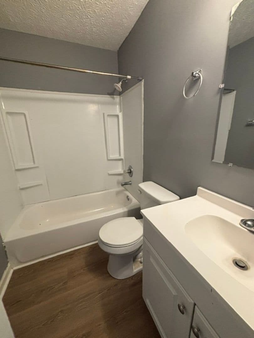 Radcliff Apartment: 433 Wood Creek Dr.