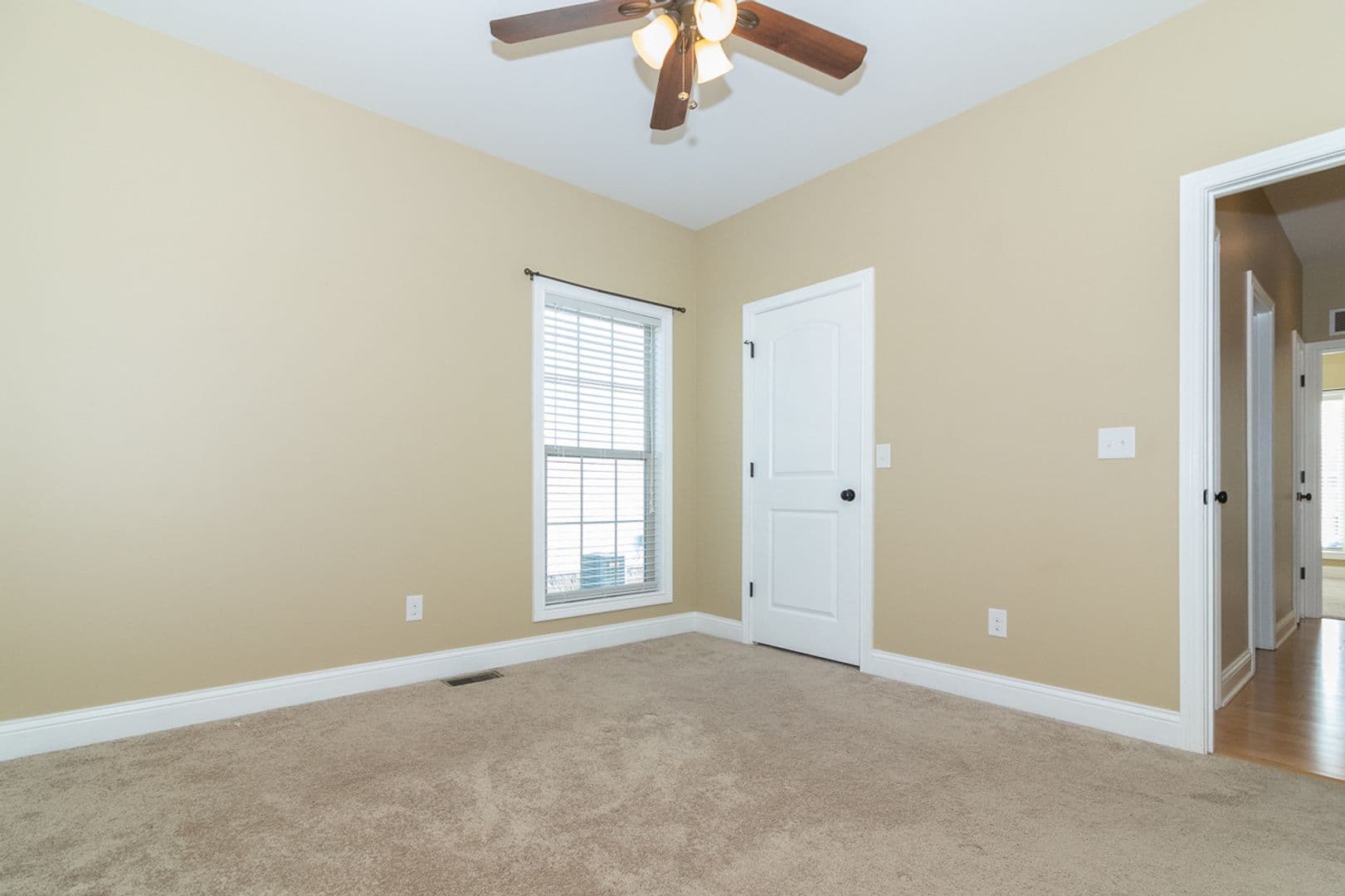 Vine Grove House: 114 Lowball Lane