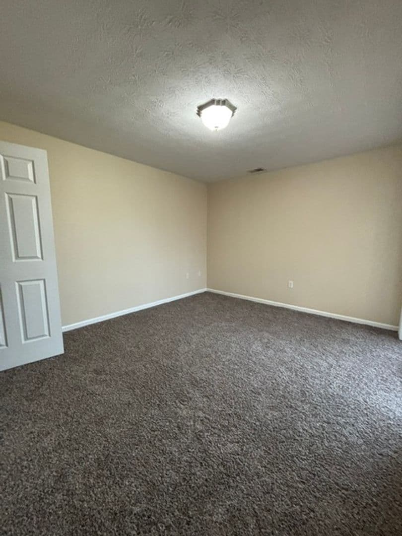 Radcliff Apartment: 101 Braxton Ct.