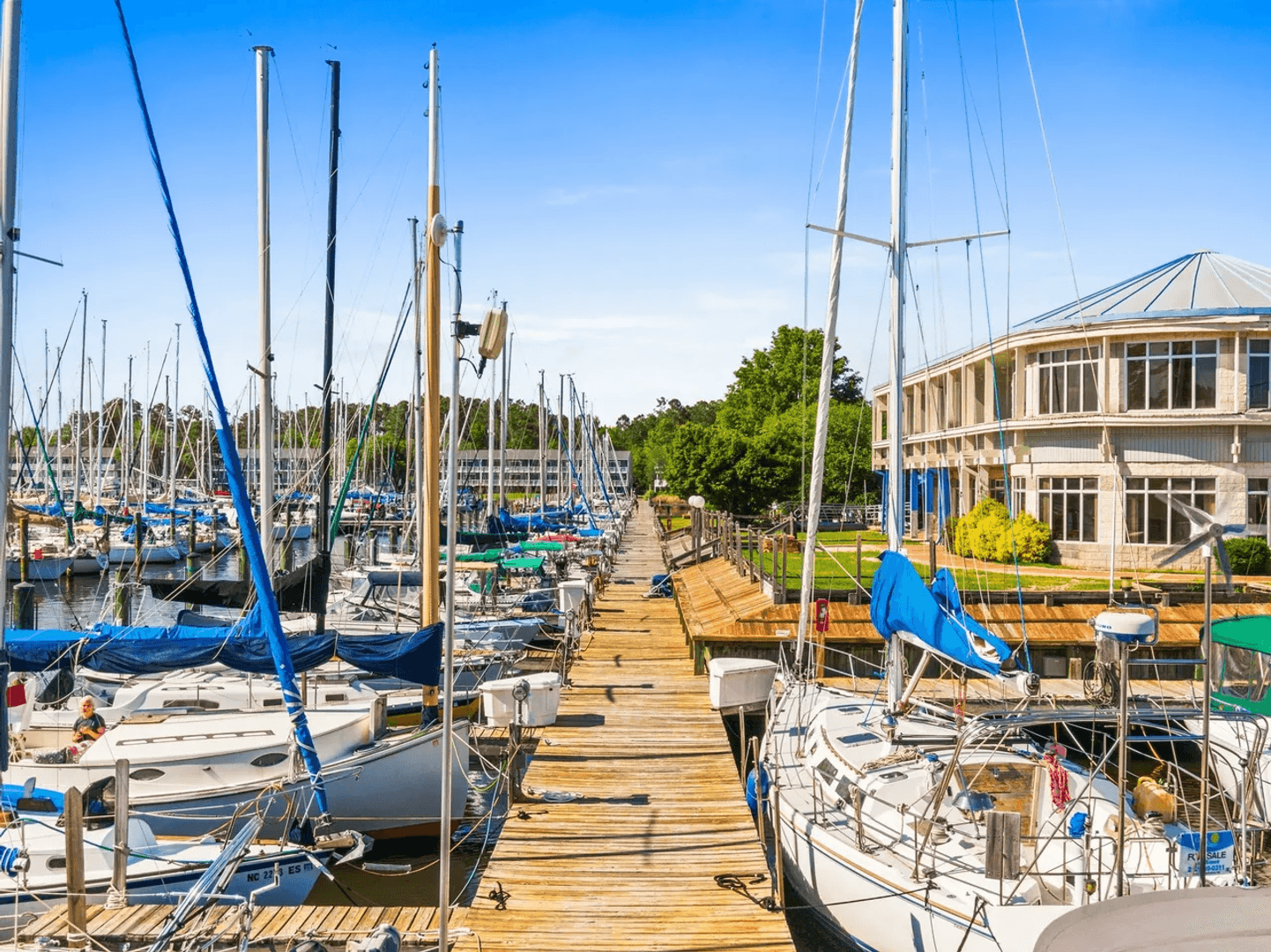 New Bern House: 6112 Harbourside Dr