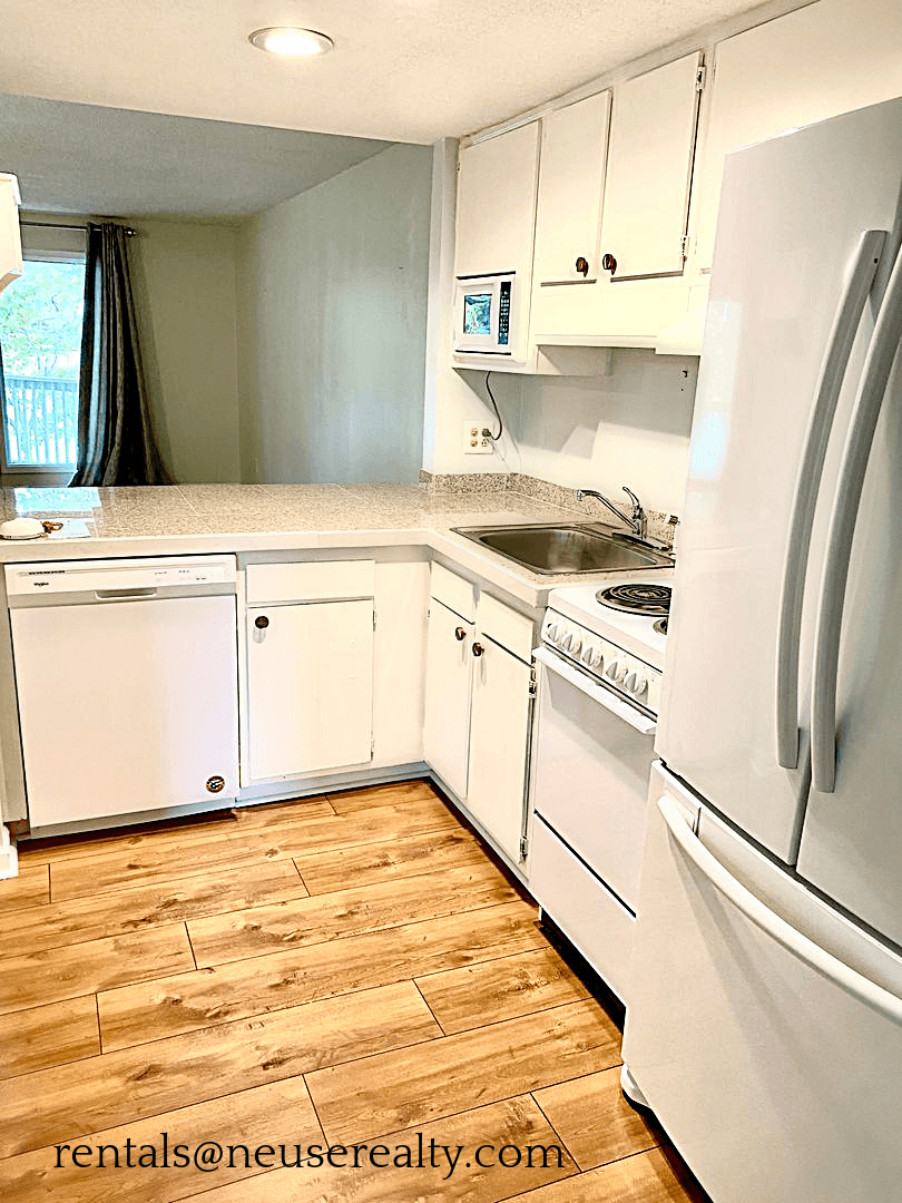 New Bern House: 6112 Harbourside Dr