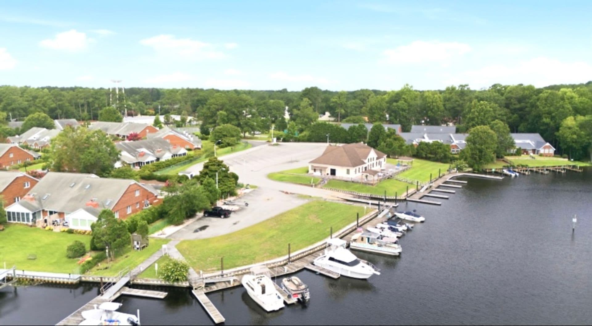 New Bern House: 141 Quarterdeck Townes