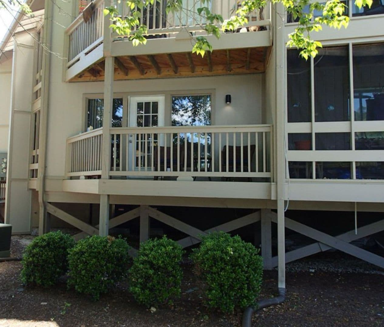 New Bern House: 6112 Harbourside Dr