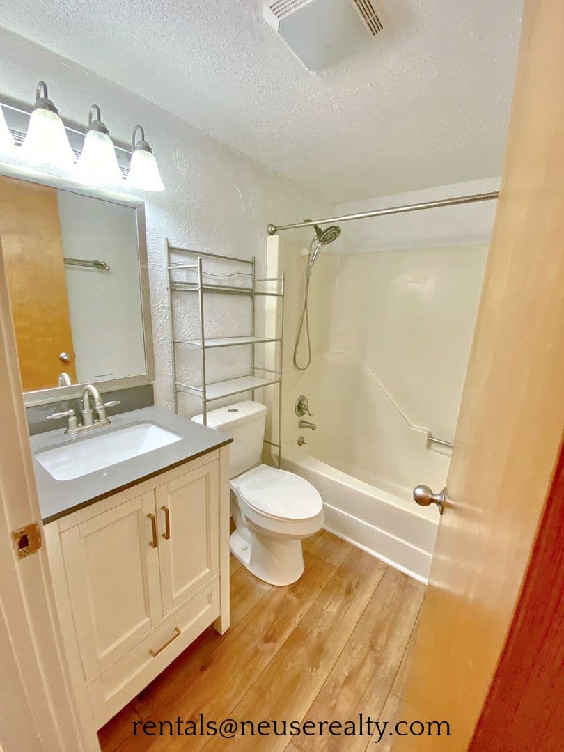 New Bern House: 6112 Harbourside Dr