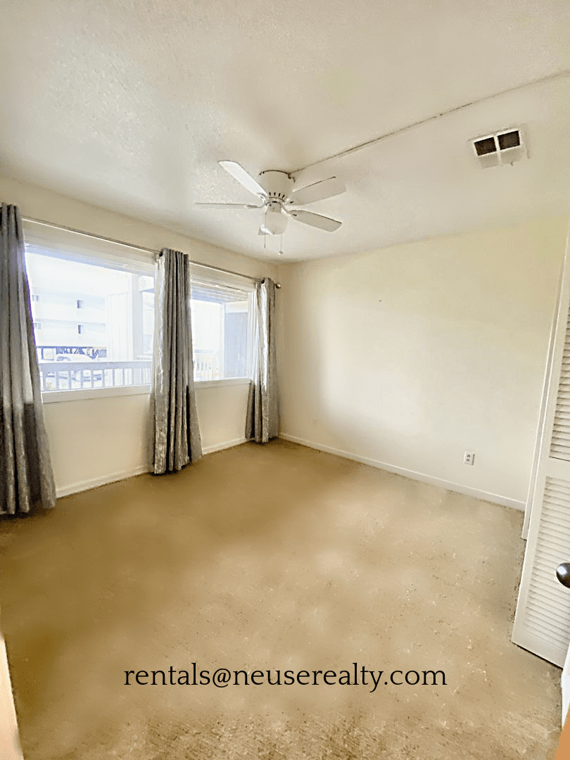 New Bern House: 6112 Harbourside Dr