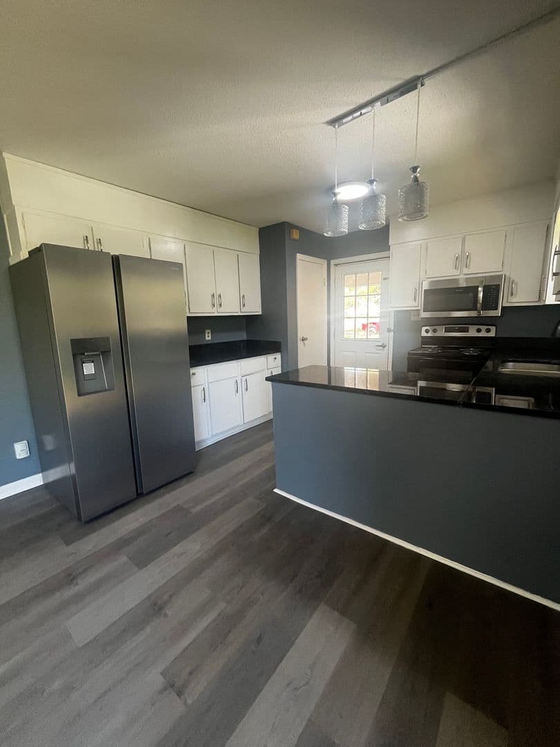 New  Bern House: 3020 Madison Ave