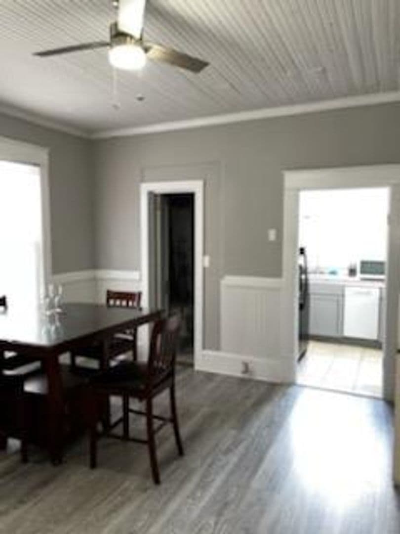 New Bern House: 619 Queen St A