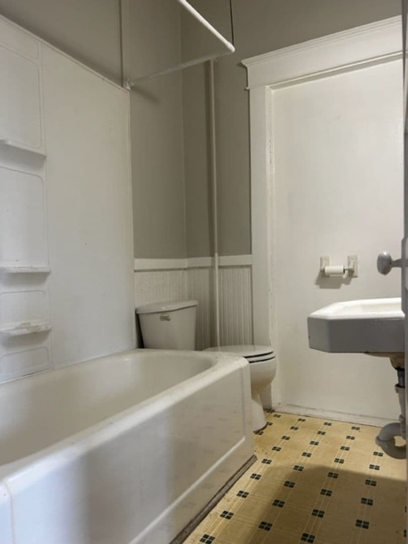 New Bern Apartment: 412 Johnson St
