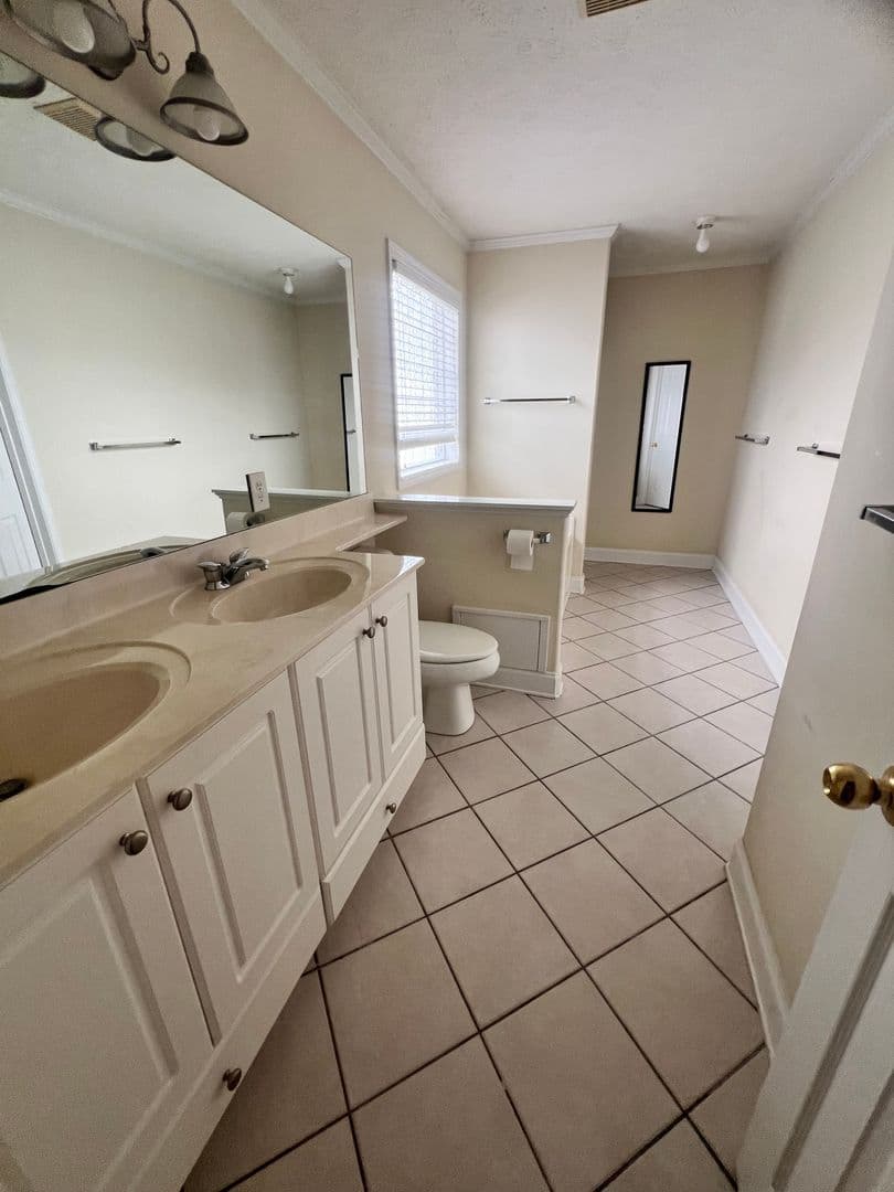 New Bern House: 403 Neuchatel Road
