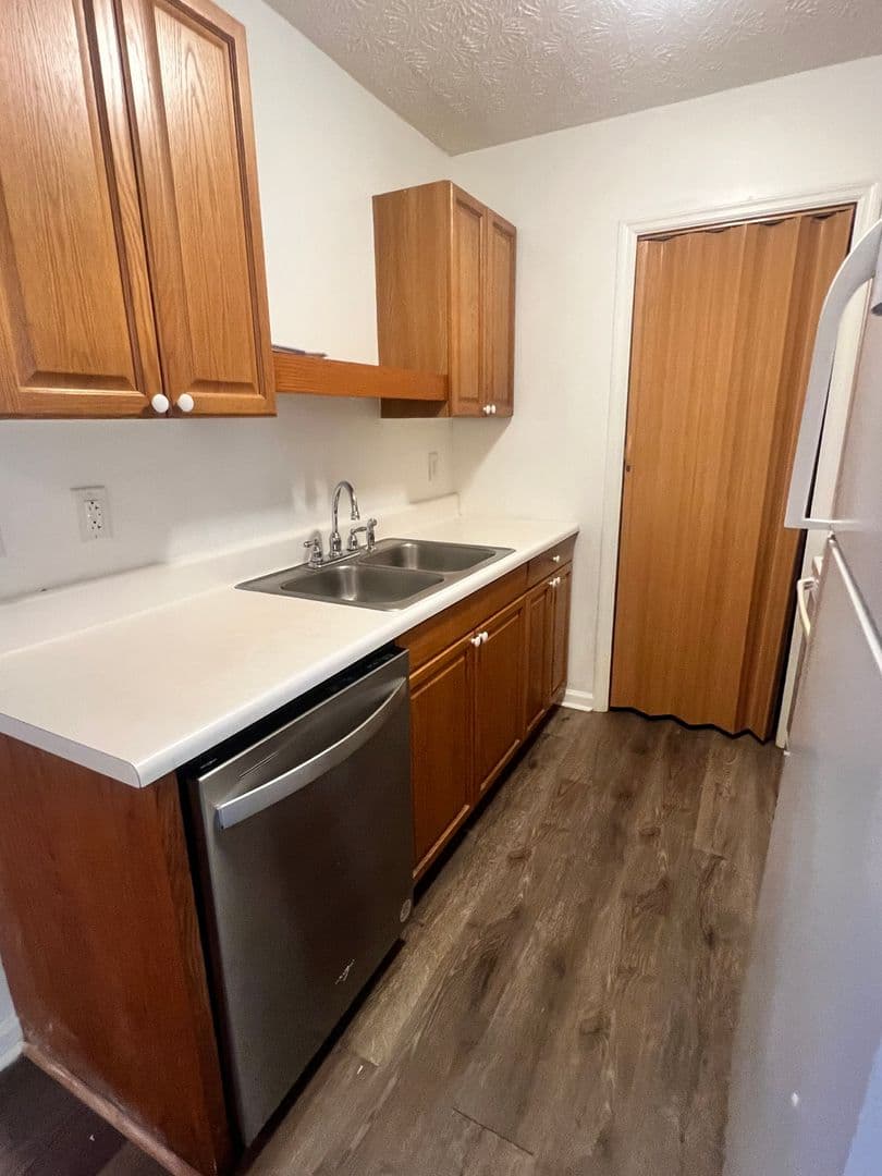 New Bern House: 401 Pine St. Apt B