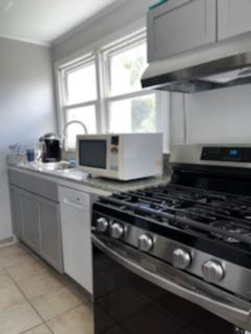 New Bern House: 619 Queen St A