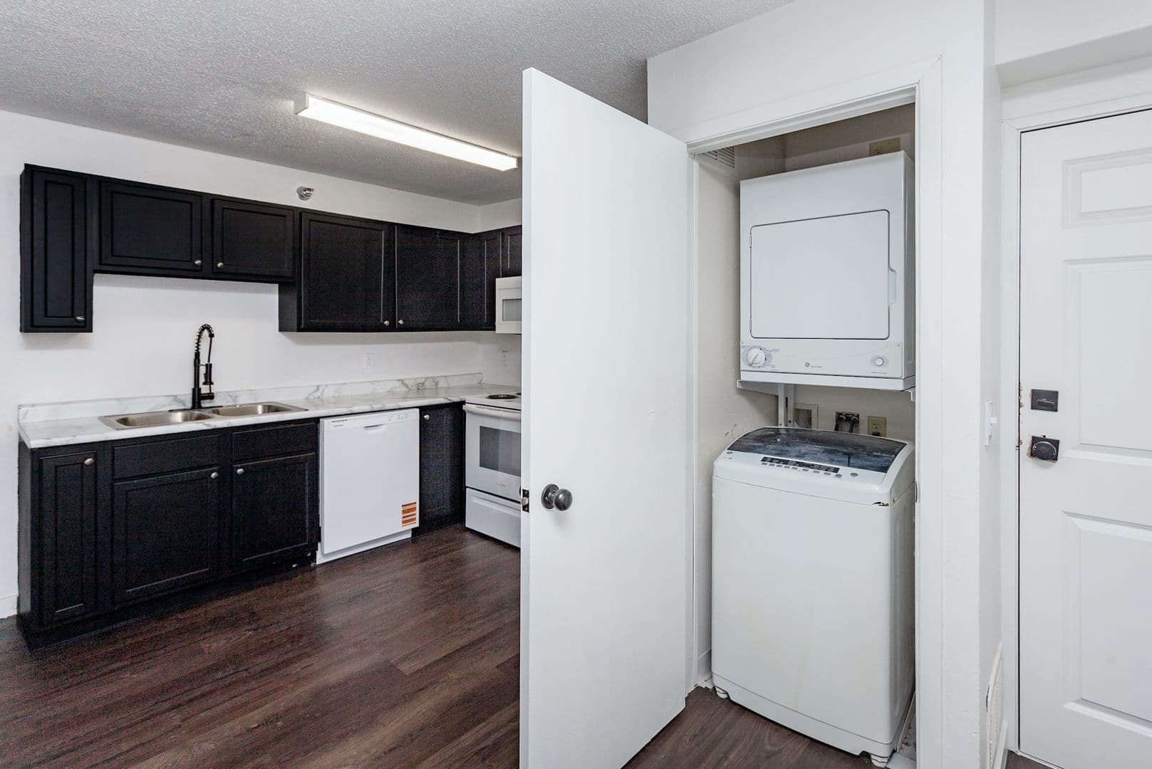 Des Moines Apartment: 1646 Hull Ave