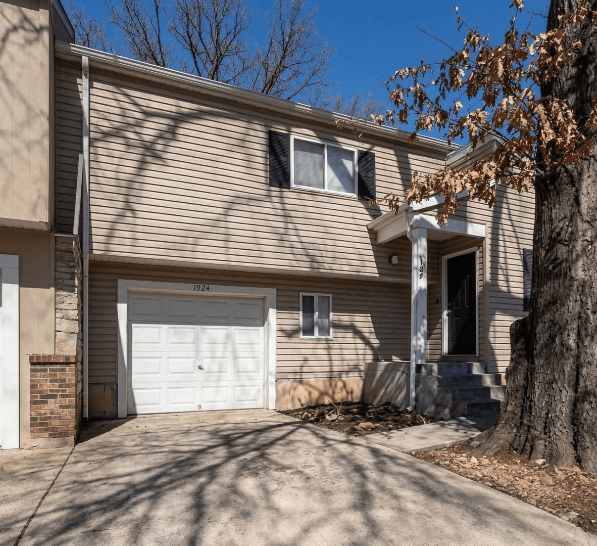 Kansas City Apartment: 1520 E 97th
