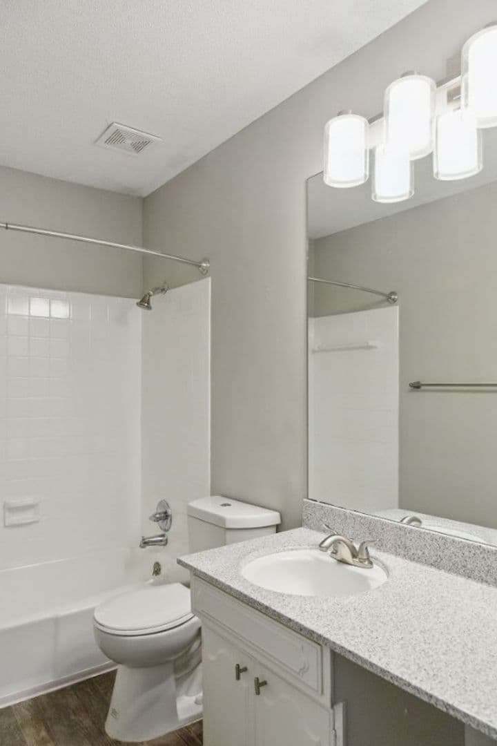 Kansas City Apartment: 1520 E 97th