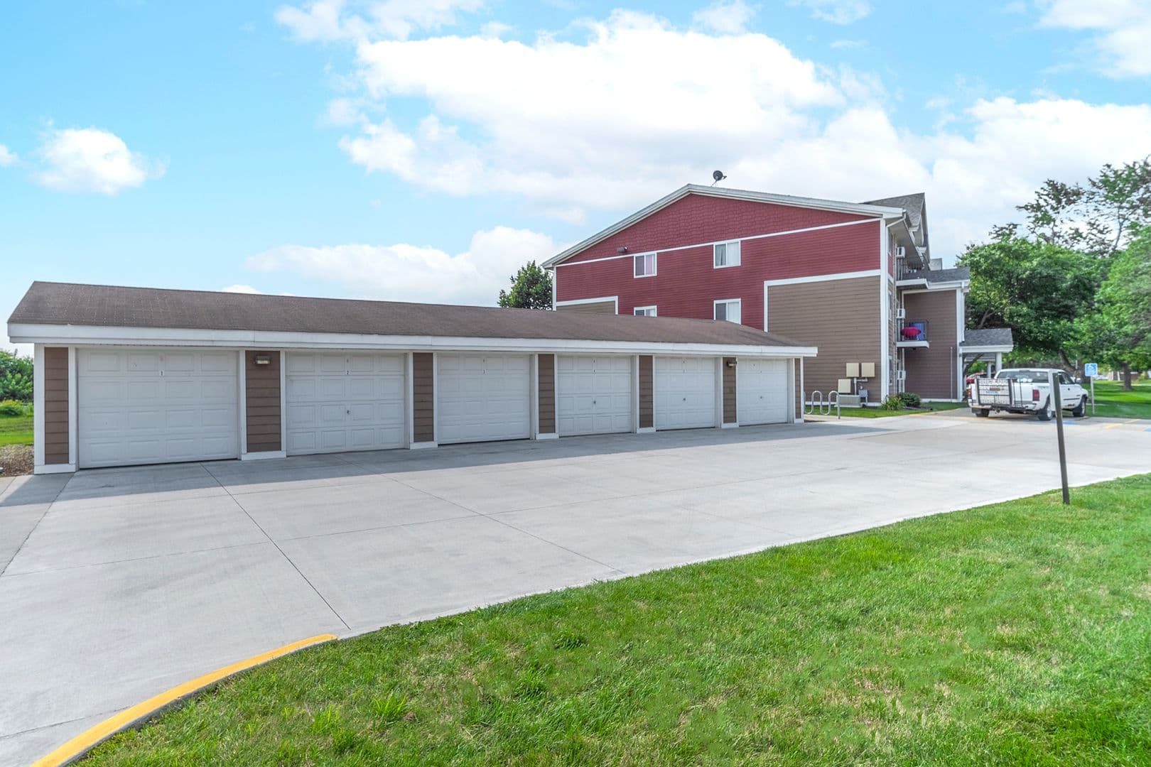 Des Moines Apartment: 1646 Hull Ave
