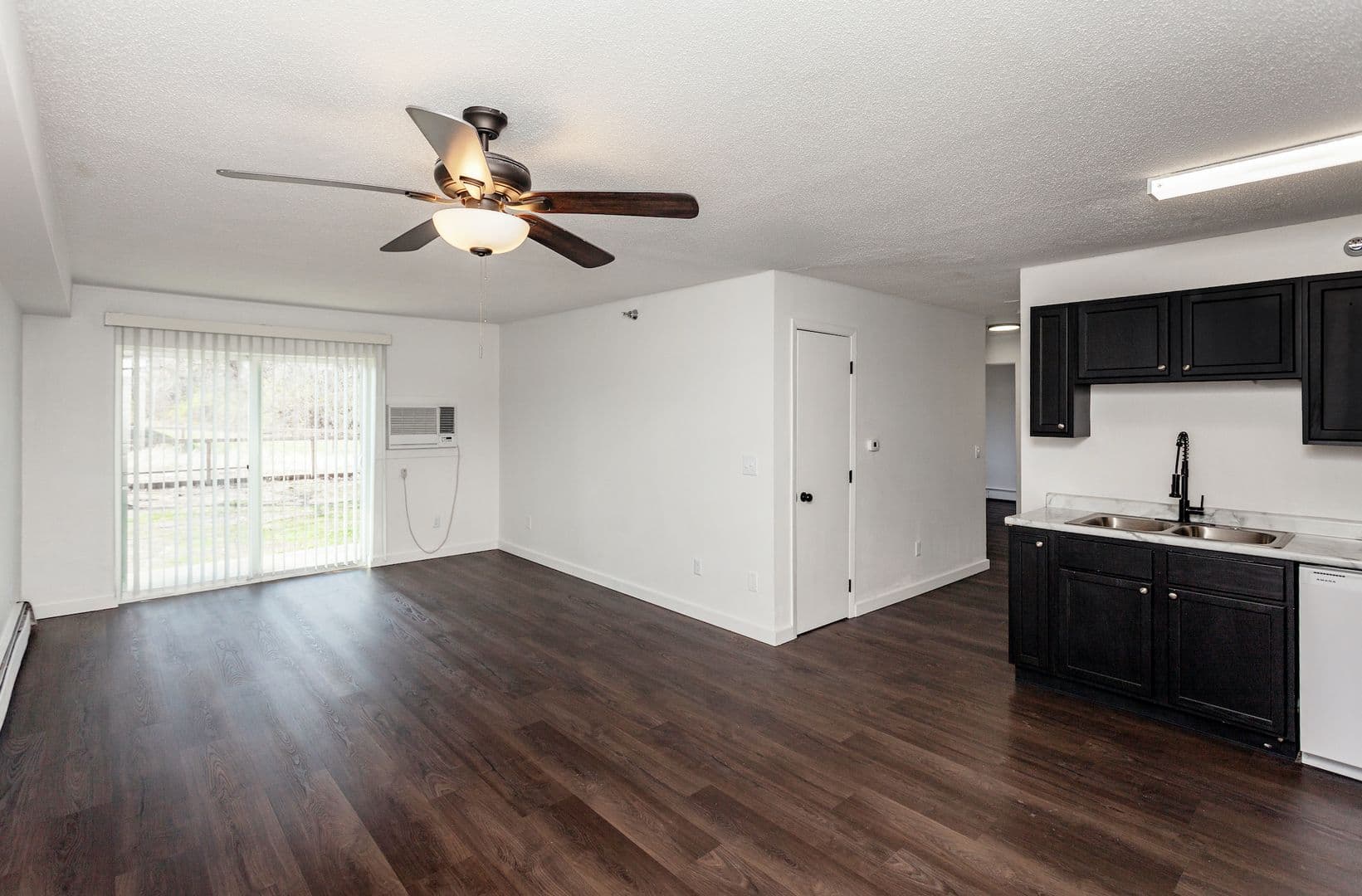 Des Moines Apartment: 1646 Hull Ave
