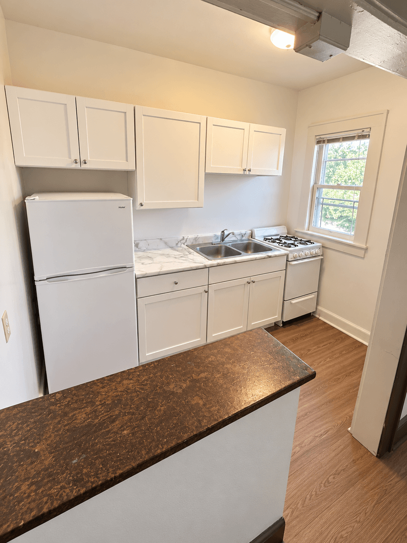Des Moines Apartment: 3323 Ingersoll Ave